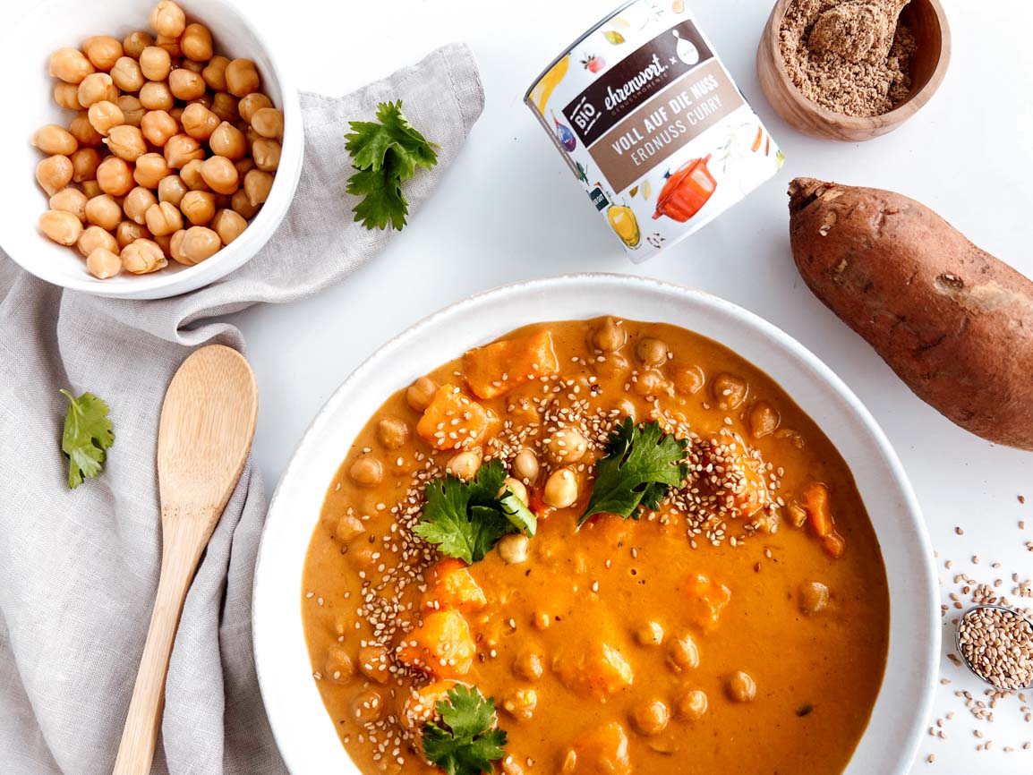 Rezept: Erdnusssuppe mit SĂĽĂźkartoffeln, vegan, mit ehrenwort. BIO Voll auf die Nuss Erdnuss Curry
