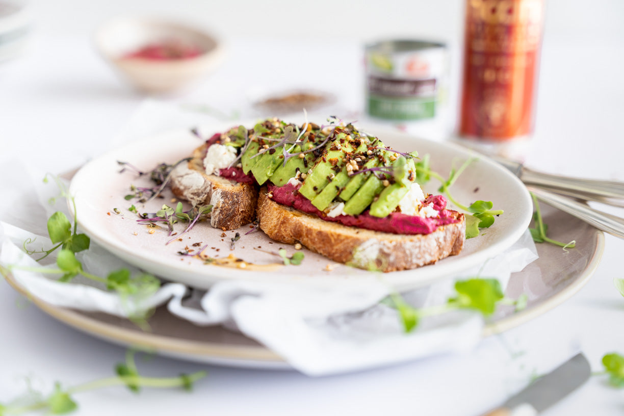 Kreatives Avocado Rezept: Avocado Brot mit Rote RĂĽben Hummus & Feta, und BIO Ăśber DrĂĽber Avocado Topping von ehrenwort. Genussmomente und Bio Spice Oil von NOAN
